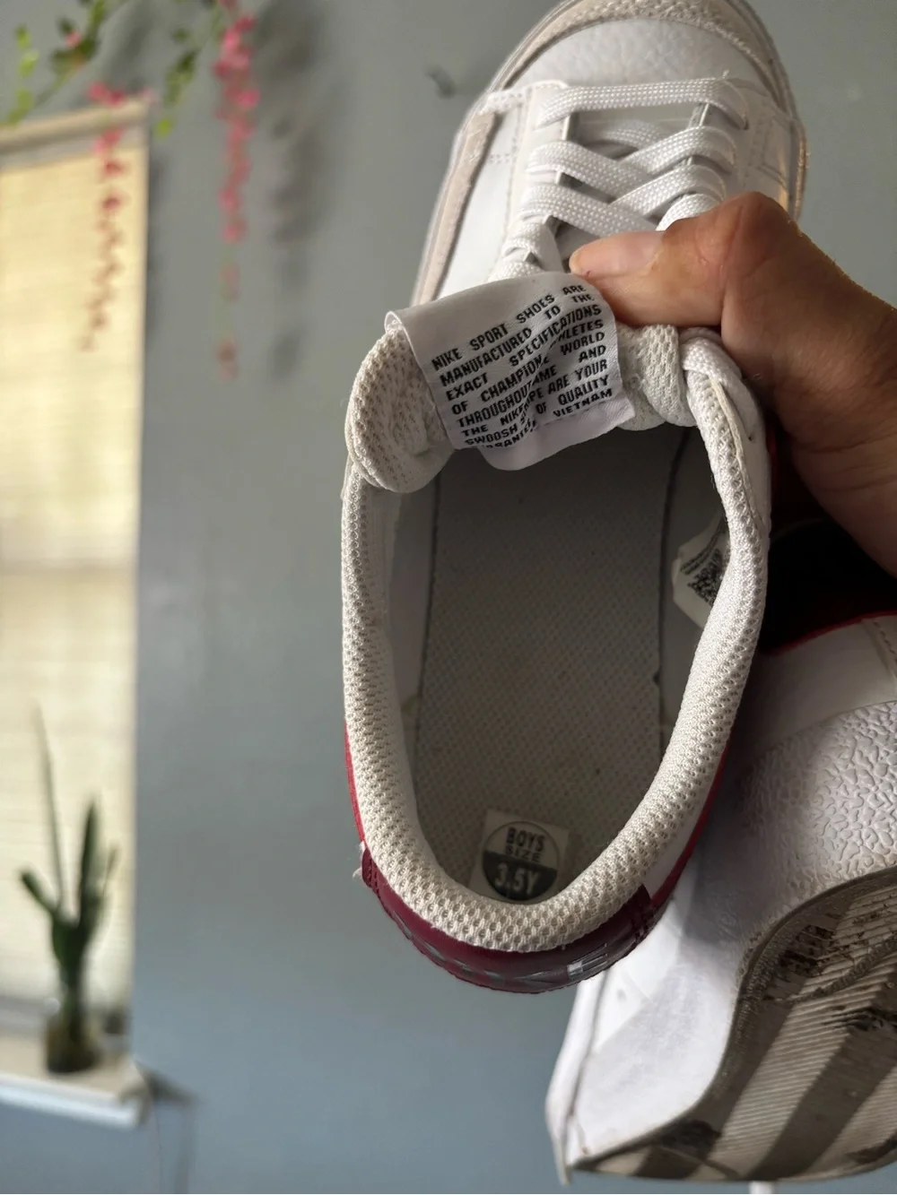 Nike Youth White & Red Low-Top Sneakers – Size 3.5Y